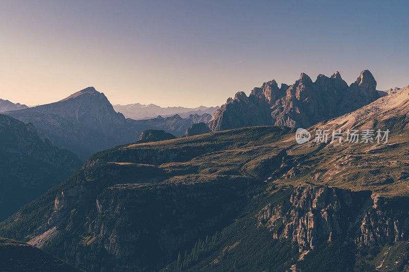 日落在意大利阿尔卑斯山-山脉附近的Cime di Lavaredo。从以上观点。